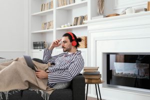 Goditi il tempo libero immergiti in un libro davanti al calore del camino