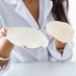 Seno rifatto e gravidanza: cosa sapere per una maternità serena